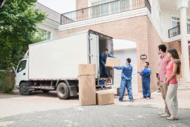 Déménageurs qui chargent des cartons dans un camion de déménagement