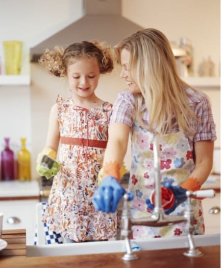 mere et fille dans une cuisine