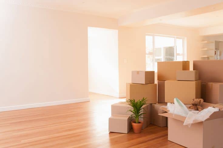 Pile de cartons dans un salon lors d'un déménagement