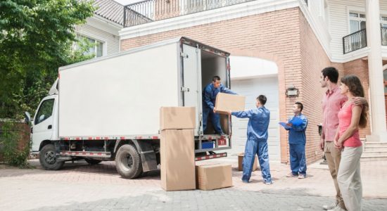 Déménageurs qui chargent des cartons dans un camion de déménagement