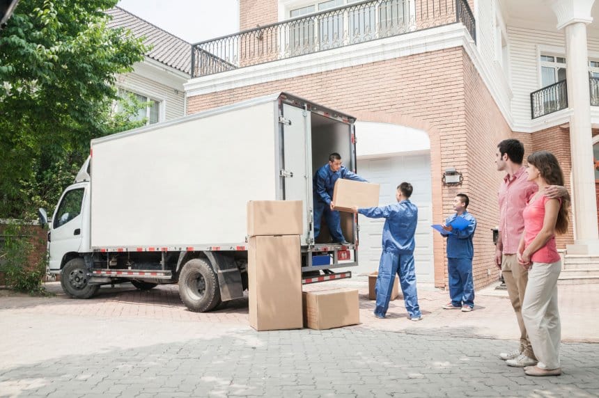 Déménageurs qui chargent des cartons dans un camion de déménagement