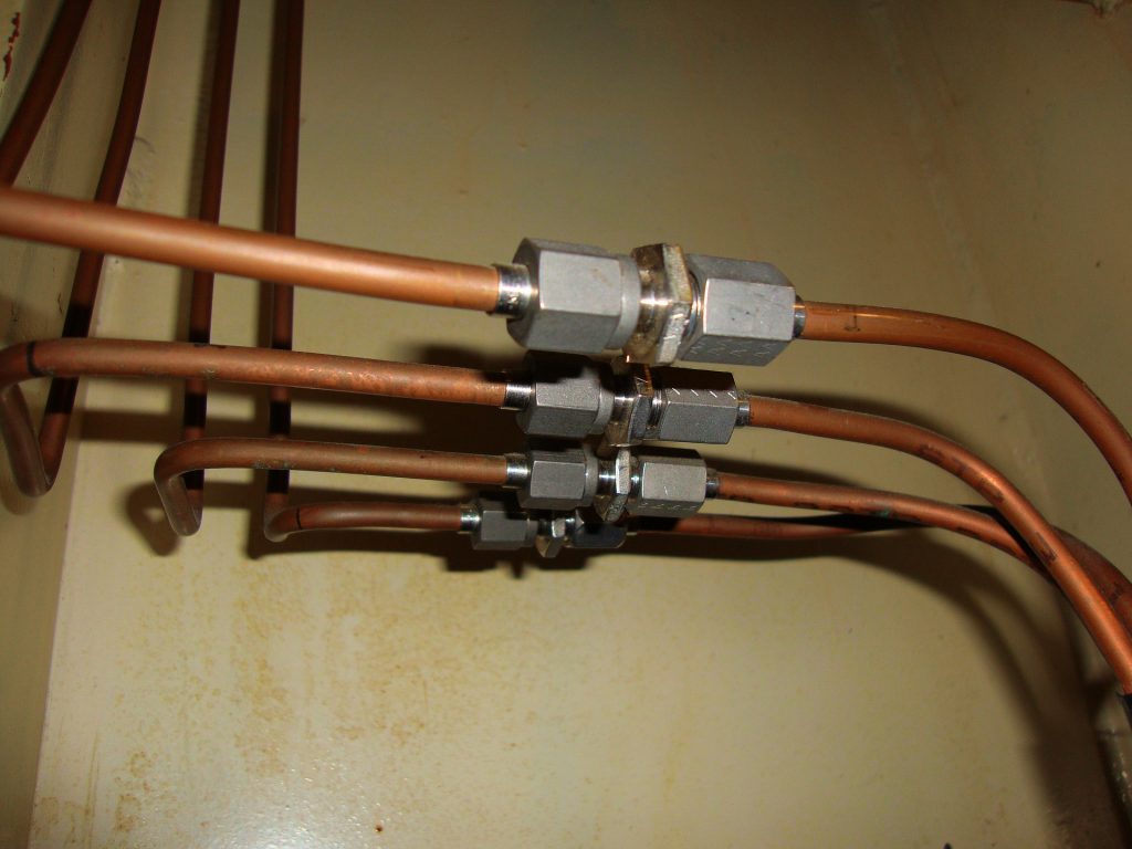 Trois tuyaux pour le gaz en cuivre