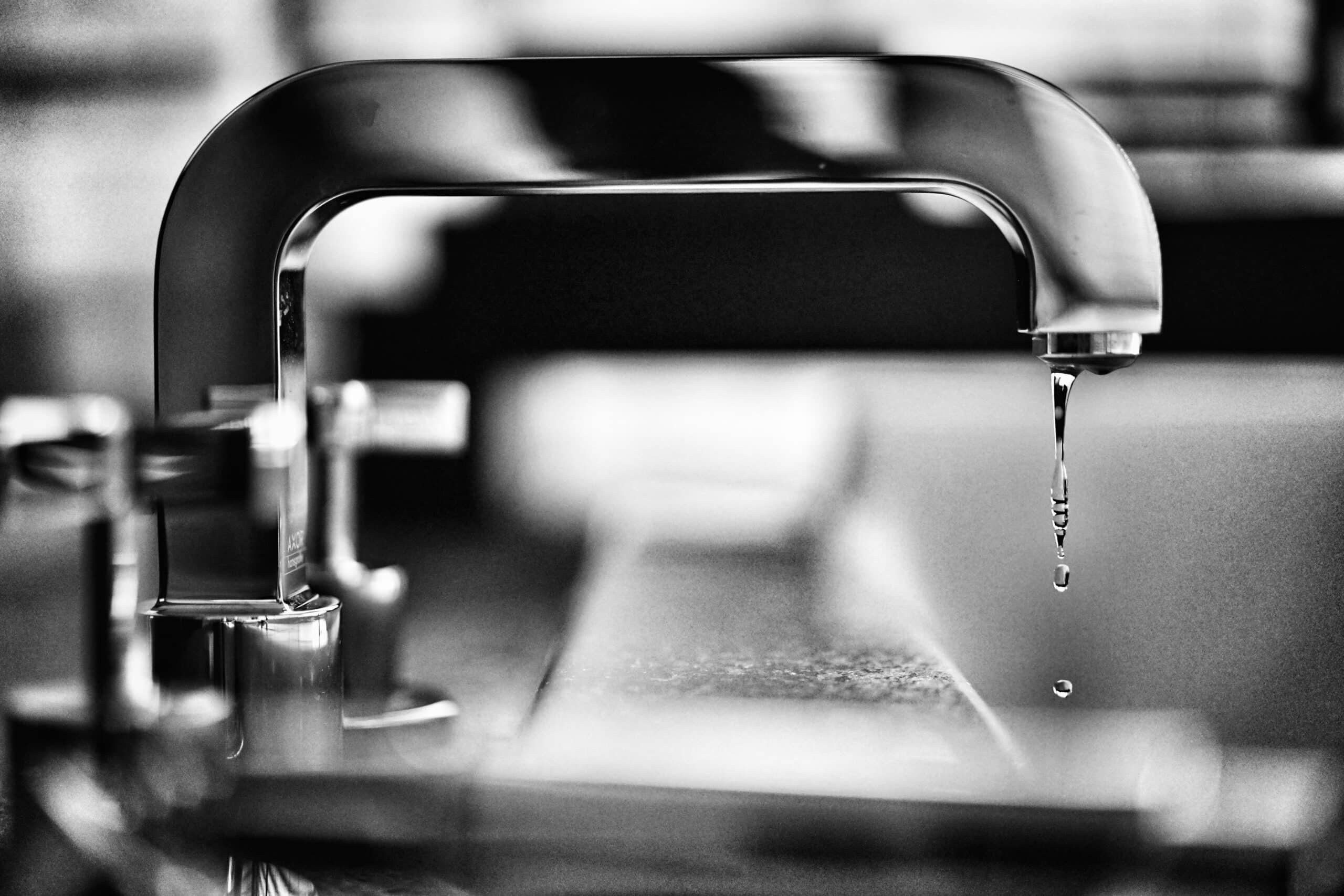 Un robinet moderne en noir et blanc
