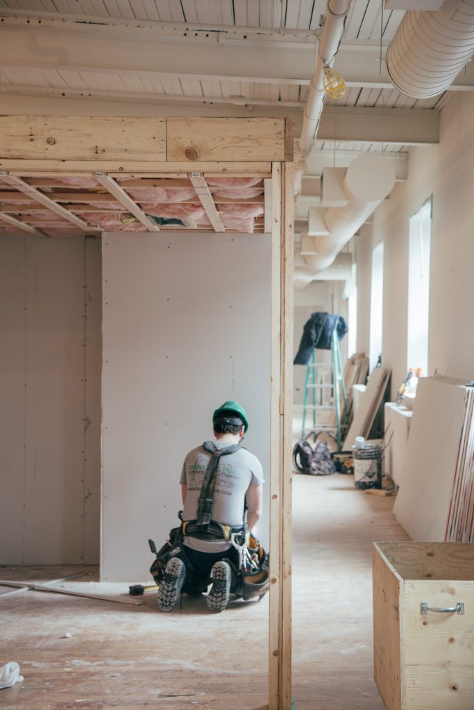 Un ouvrier dans une maison en construction