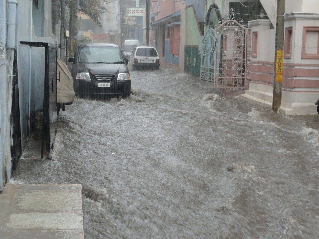 maison et voiture dans une zone inondable